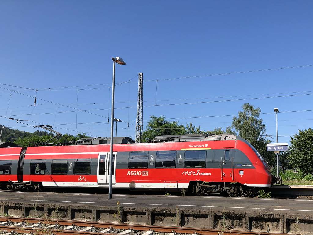 DB Regio Moseltal Bahn in Bullay - Urlaub an der Mosel in Ferienhaus Kövenig, Brunnenstraße 5, 54536 Kövenig, Kröv